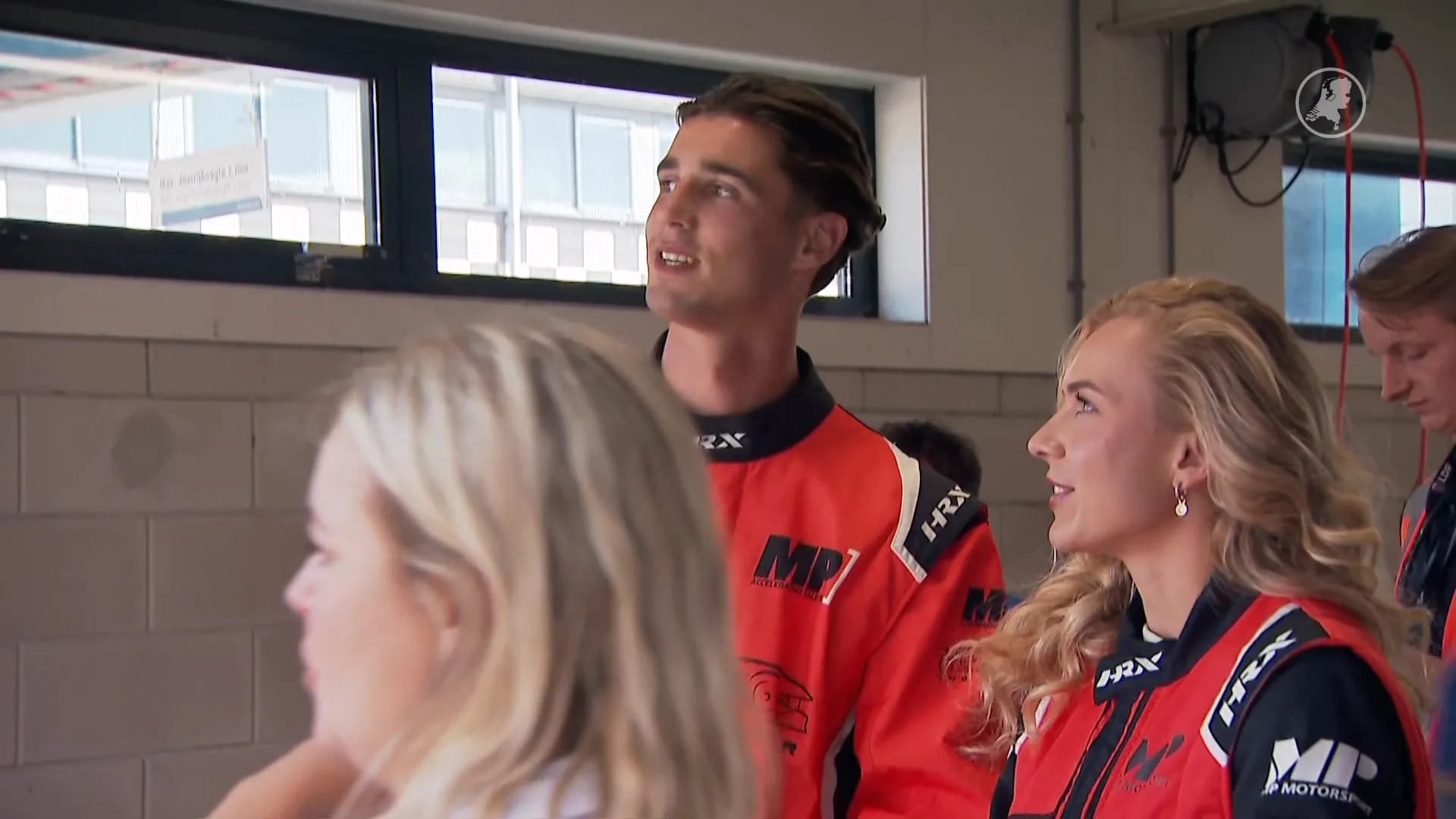ZIEN: Joy Beune wint van Jenning de Boo bij spectaculaire autorace