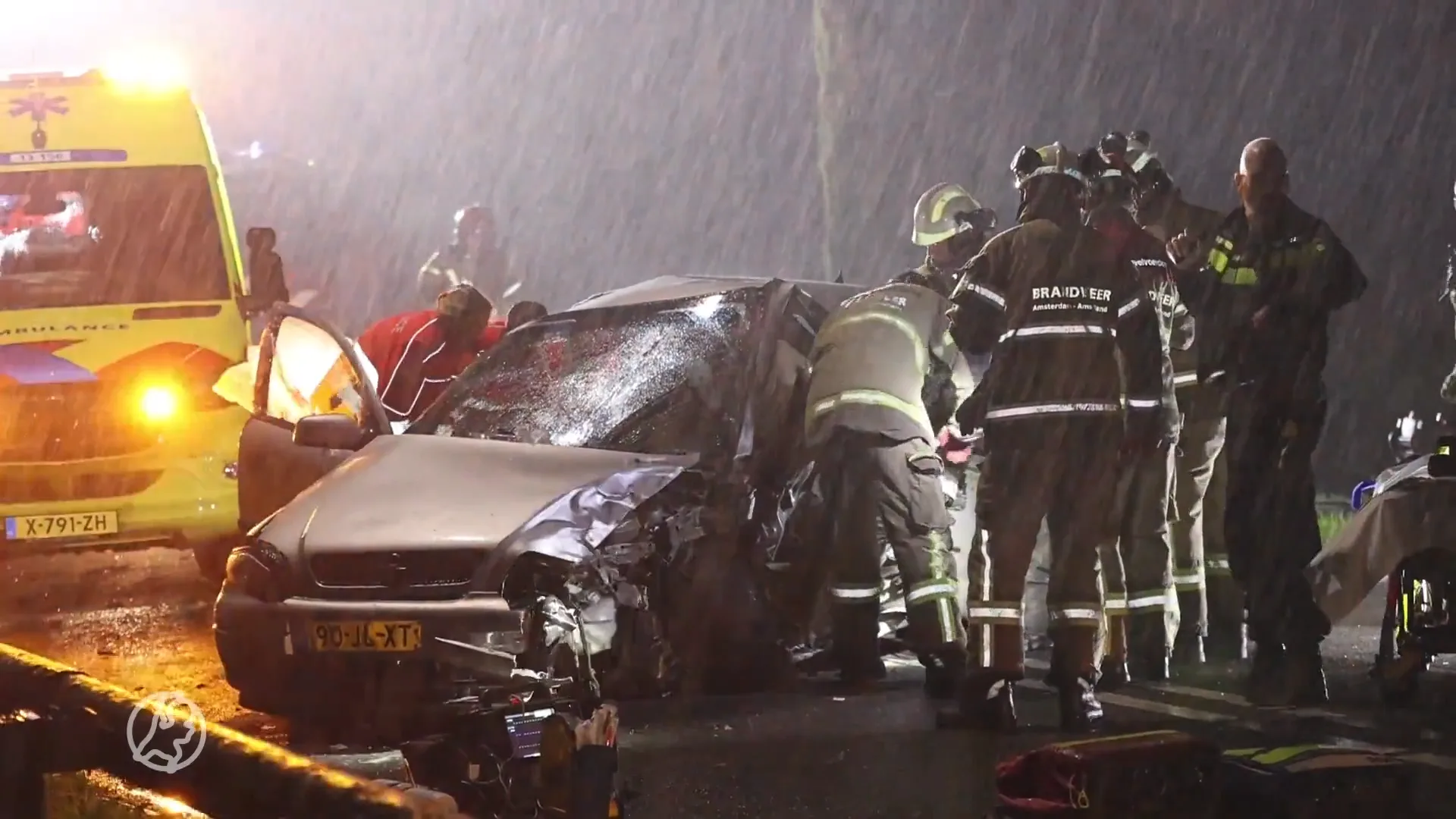 Brandweer bevrijdt persoon uit auto na ernstig eenzijdig ongeval in Diemen