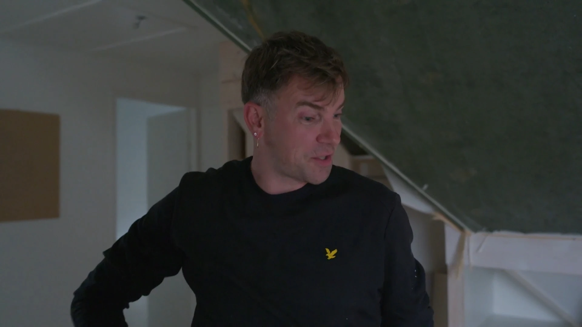 Ap rijdt tegen een paal aan