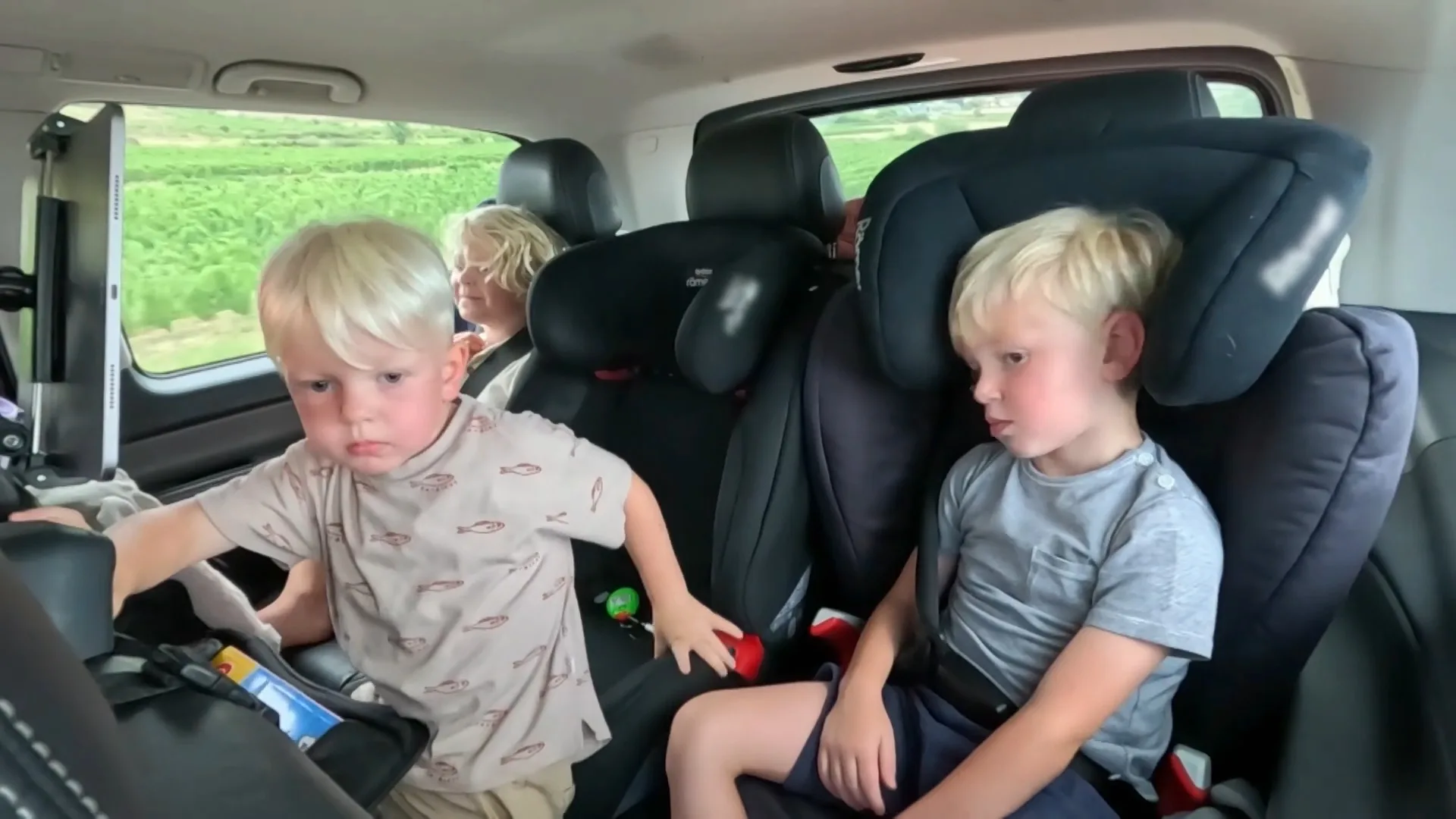 Mels moet overgeven in de auto!