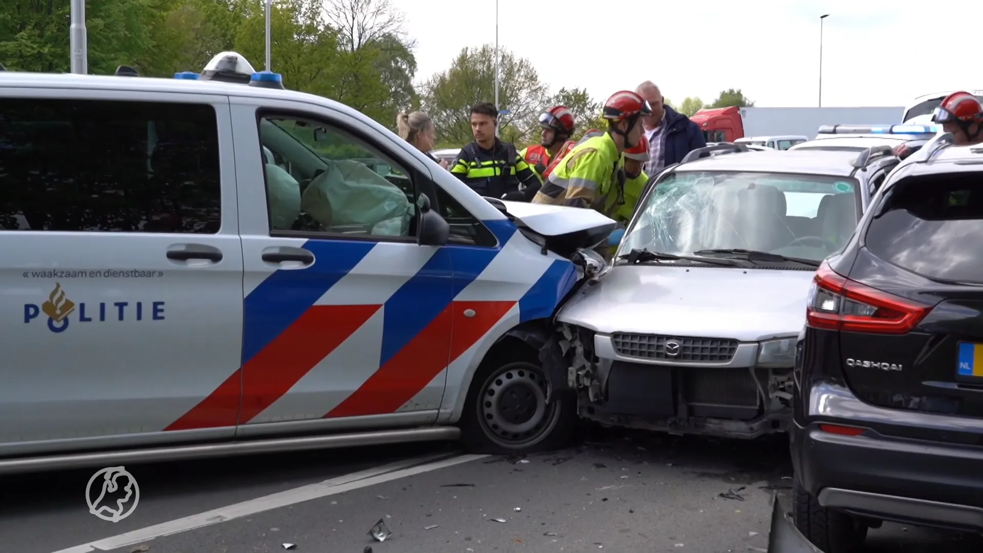 Auto vlucht tegen het verkeer in voor politie en crasht