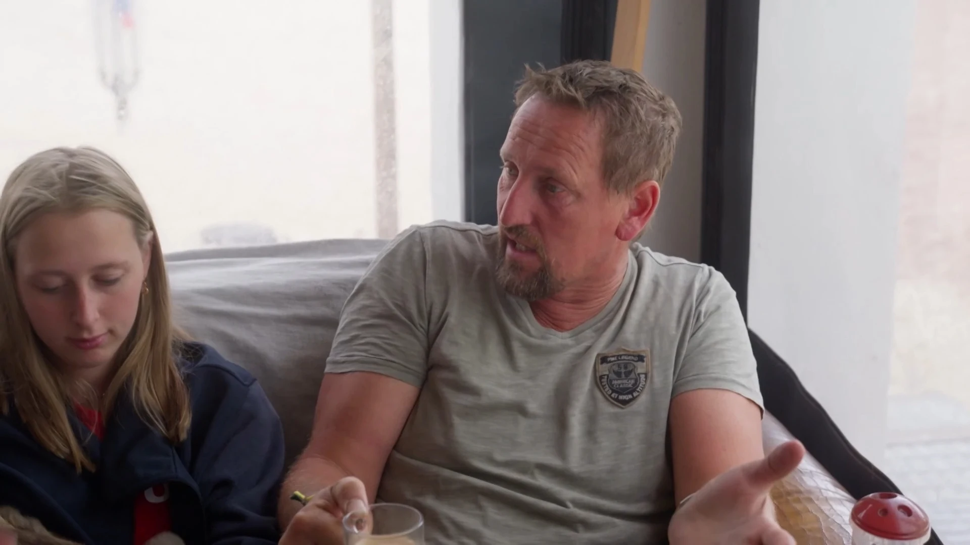 Johan en Janneke oneens: kinderfeest aflassen door regen of niet?