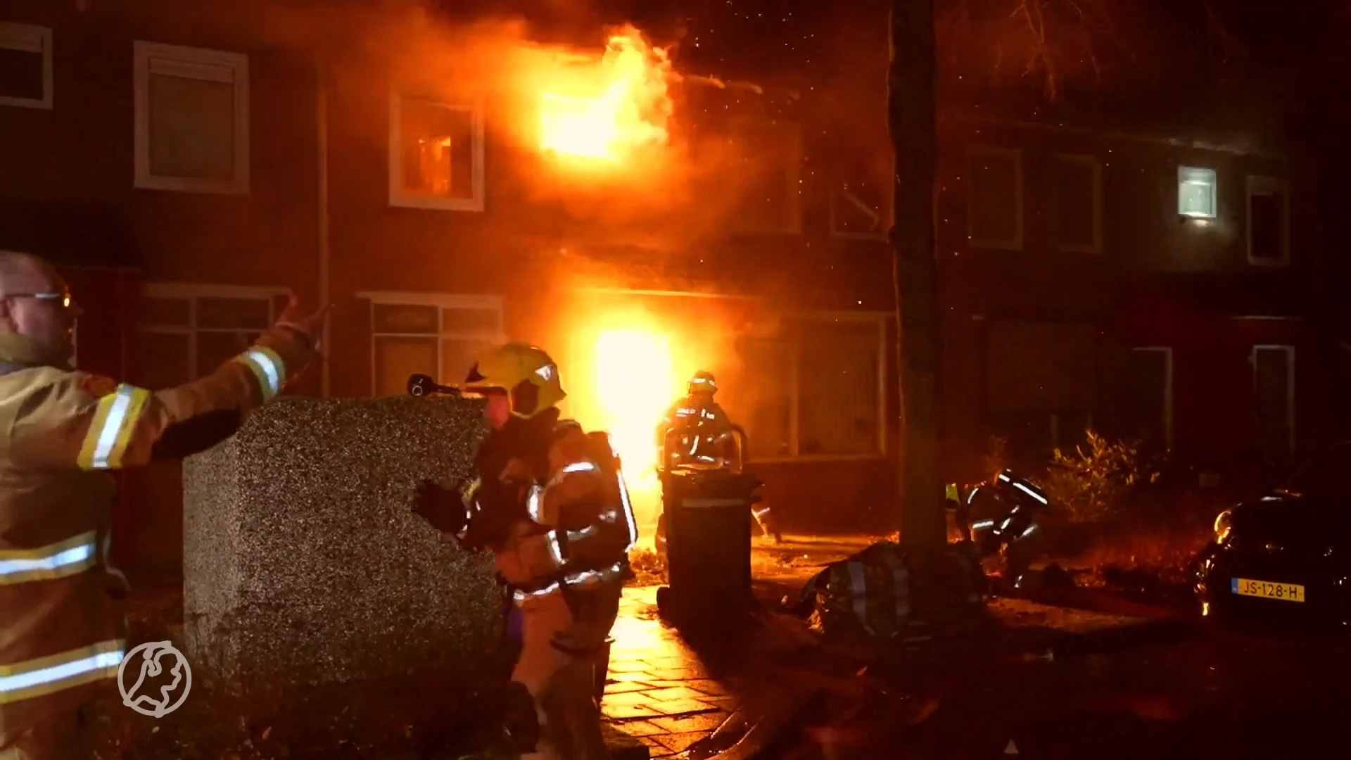 Meerdere woningen onbewoonbaar na felle brand in Dieren