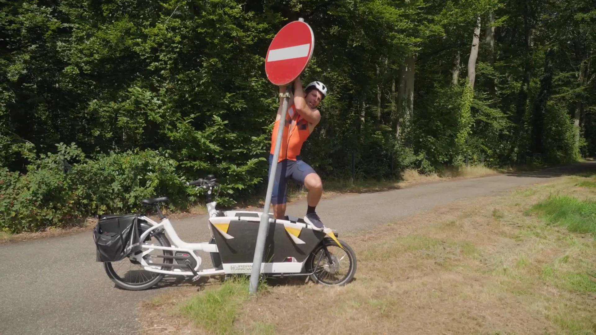 Sneaky: de jongens jatten verkeersborden!