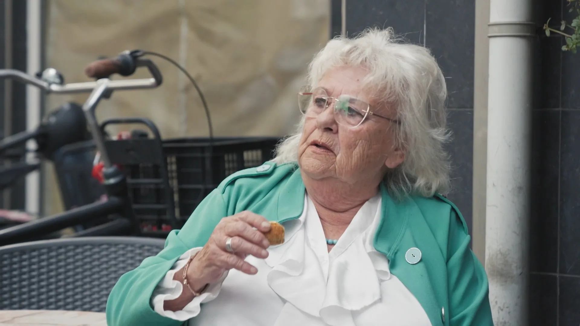 Joke bezoekt oude Haagse wijk met neef Floris