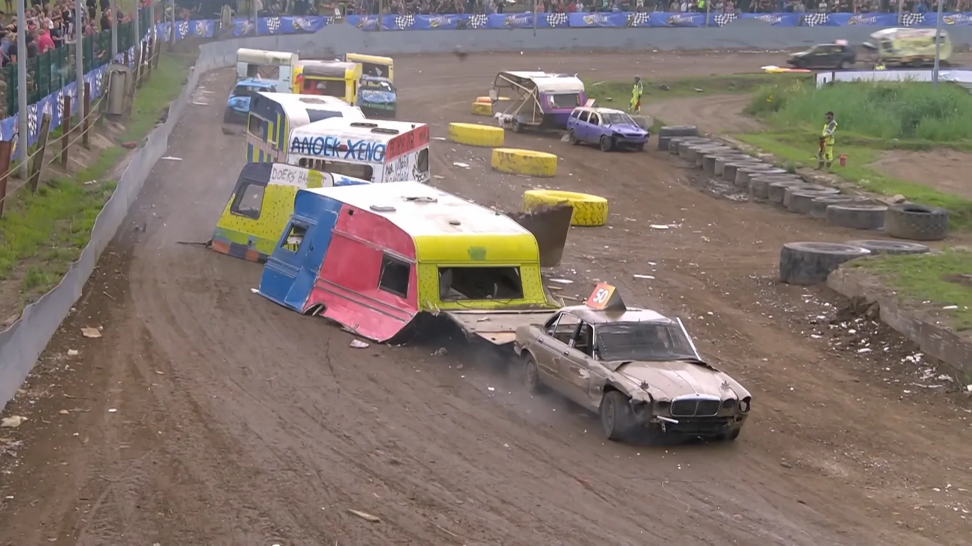 De finale van de caravanrace zorgt voor een slagveld!