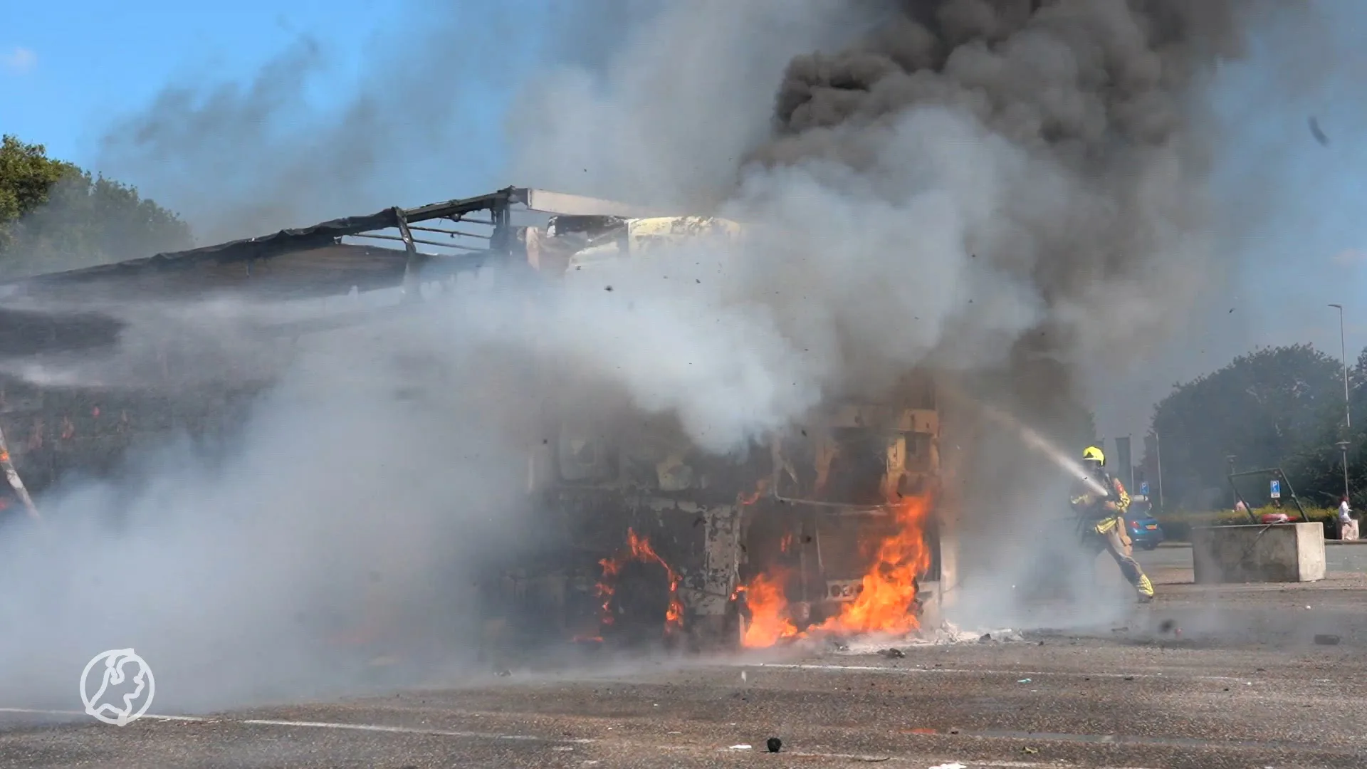 Vrachtwagen brandt uit bij Gilze
