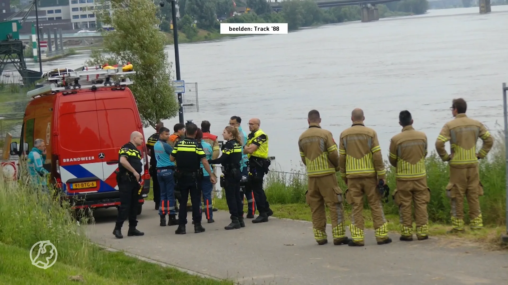 Zoekactie in Maas gaat verder: twee vermisten sprongen water in voor gevallen telefoon