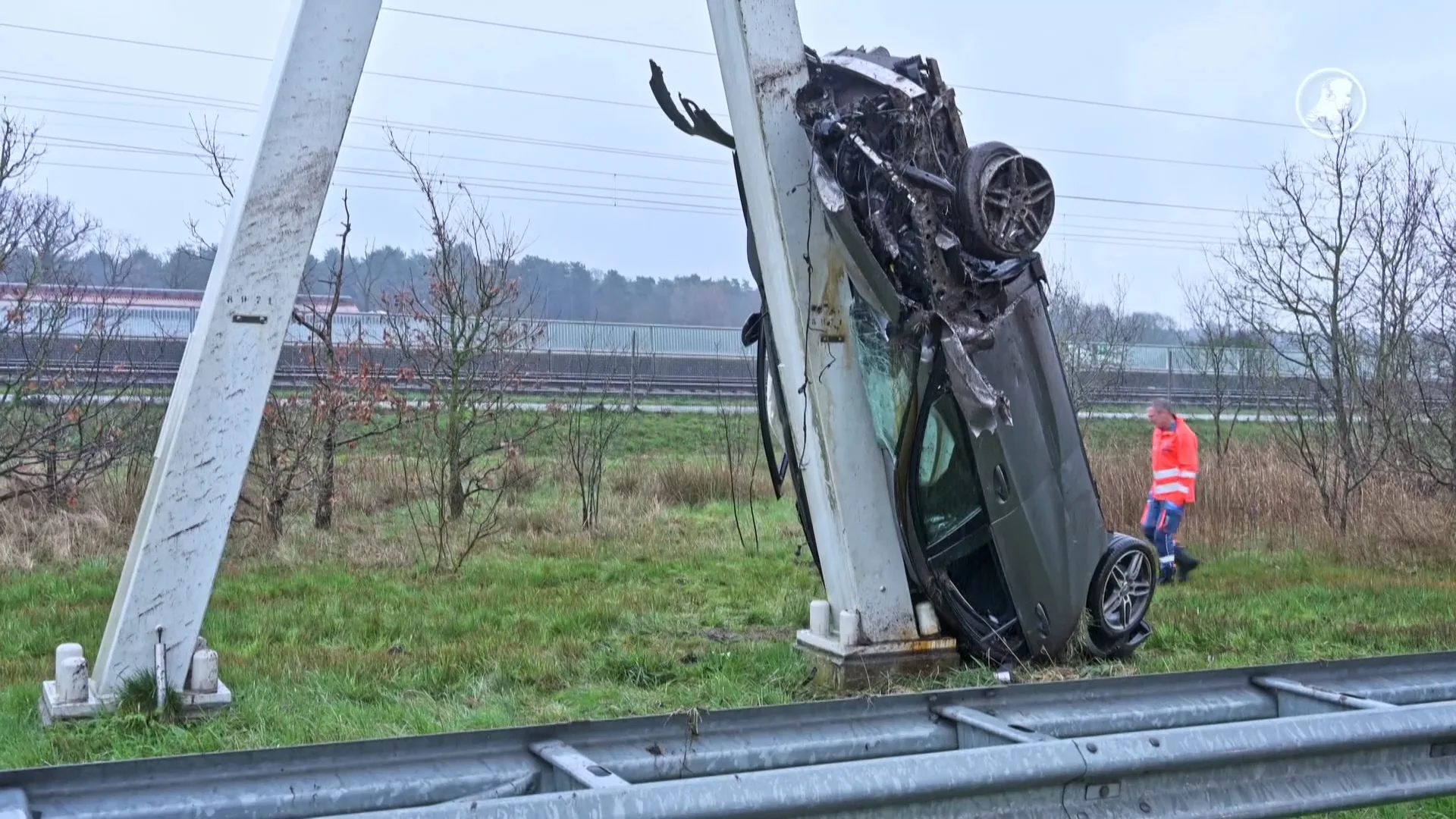 Auto over vangrail en ondersteboven tegen paal op A16 bij Breda
