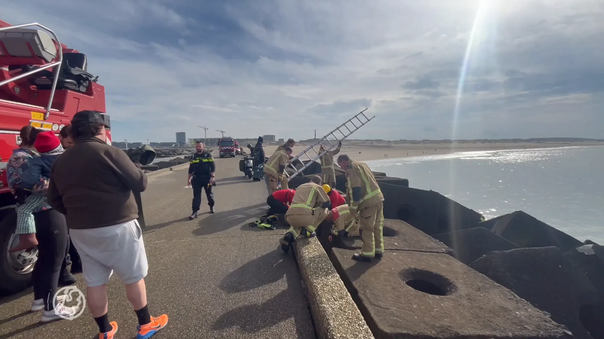 Brandweer bevrijdt kind tussen betonblokken
