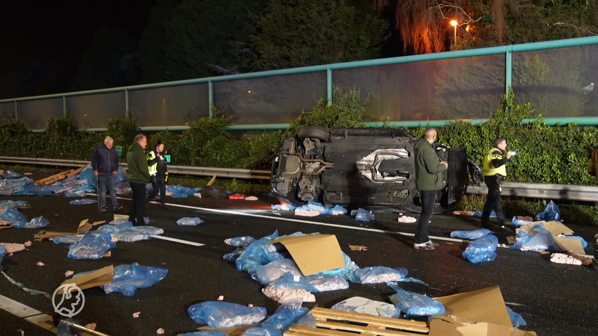 Range Rover raast met 200 km/u over vluchtstrook en crasht tegen vrachtwagen