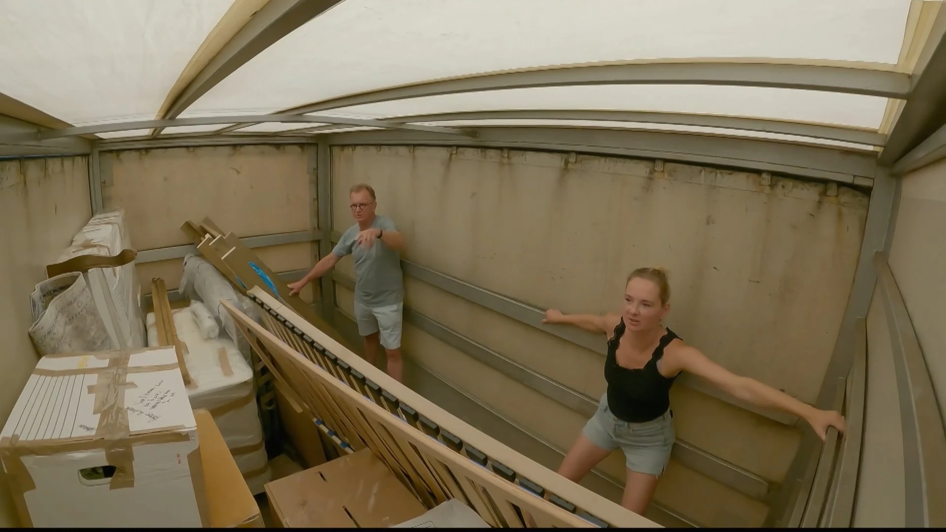 Jaap en Maxime reizen achterin de vrachtwagen mee