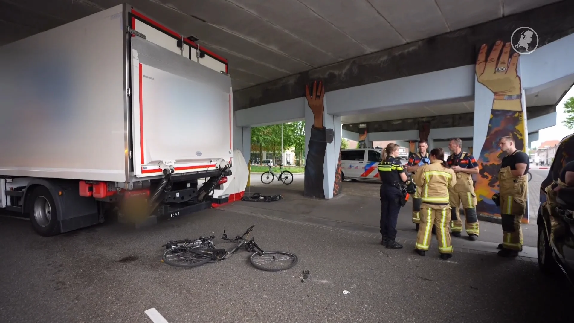 Fietser overreden door vrachtwagen, omstanders grijpen in