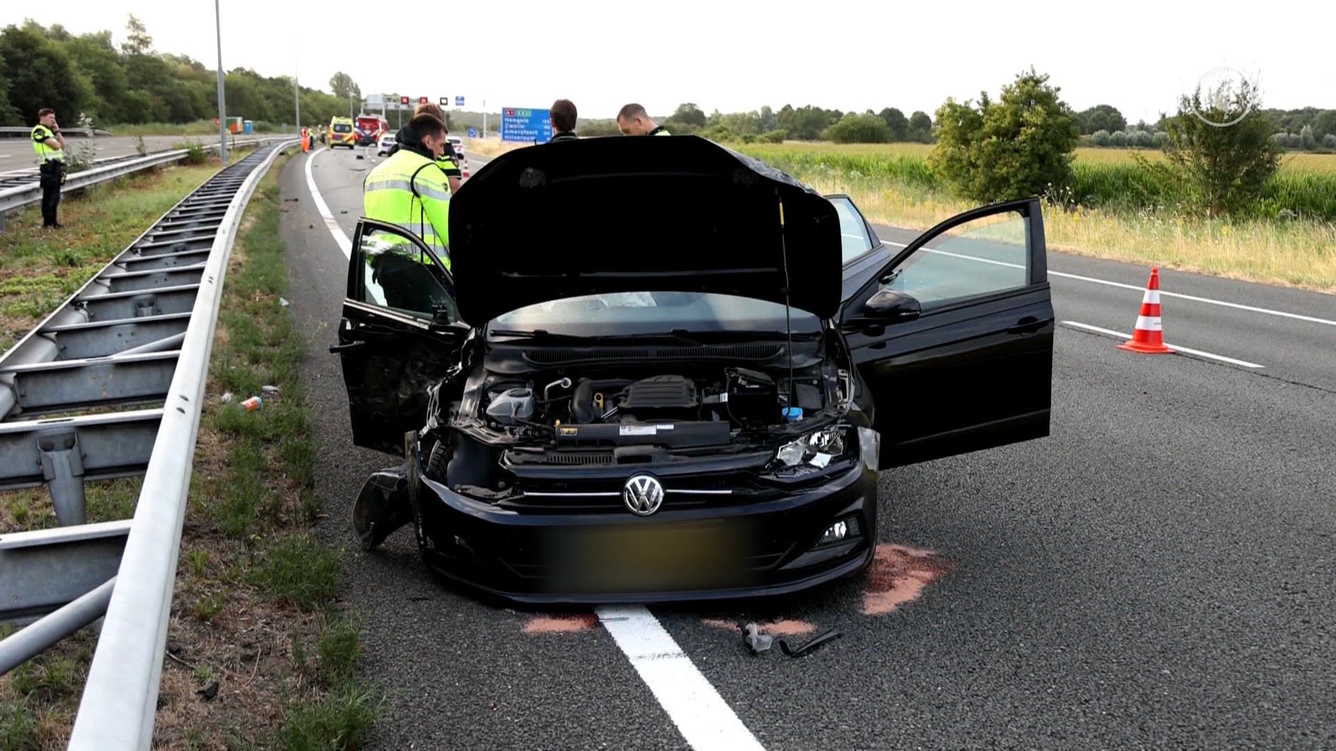 Spookrijder onder invloed botst op taxi op A1 bij Naarden