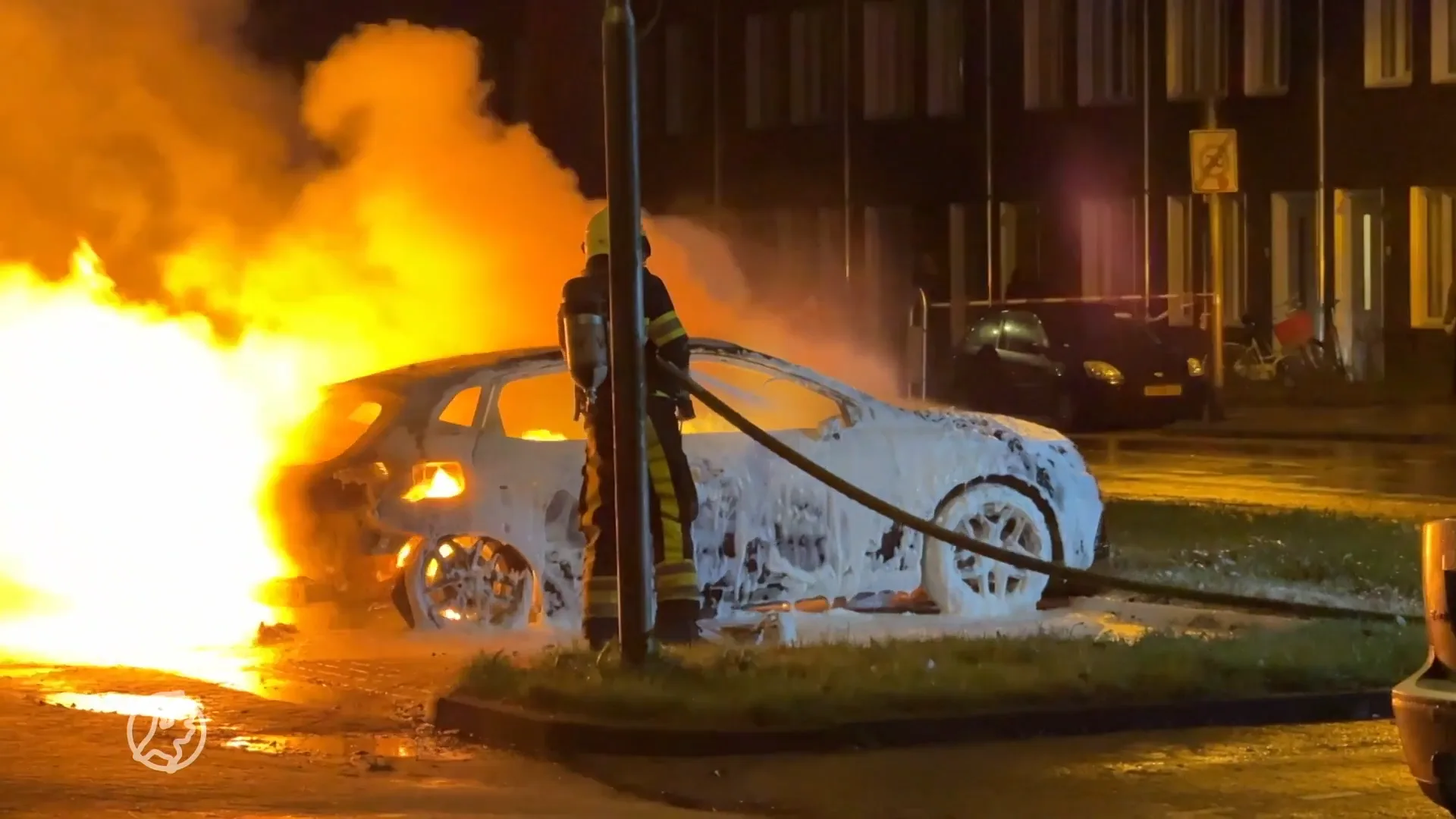 Kind verwoest auto van vader na spelen met vuurwerk