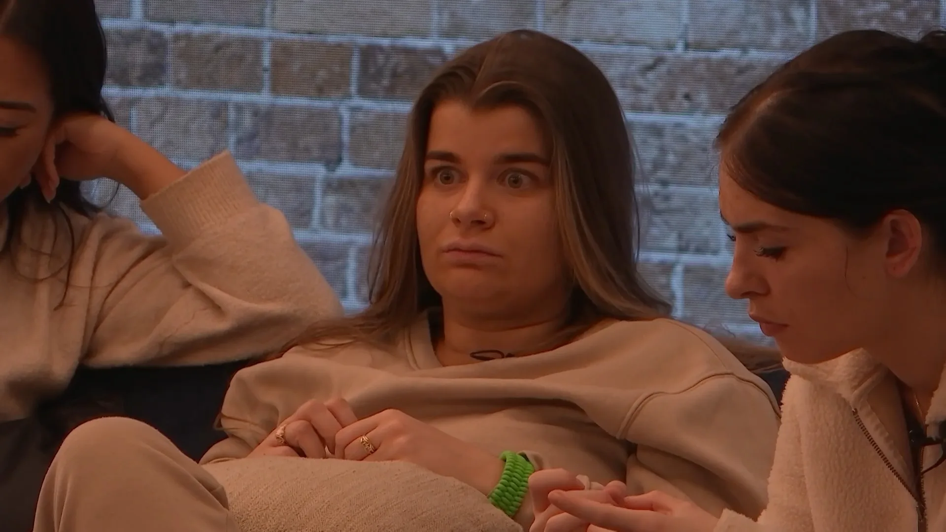 Chess maakt zich zorgen om Roxy en Robert