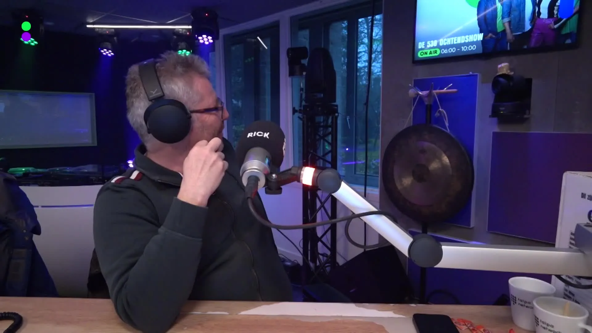 Politici duiken samen de studio in en maken hilarisch formA.I.tie-lied