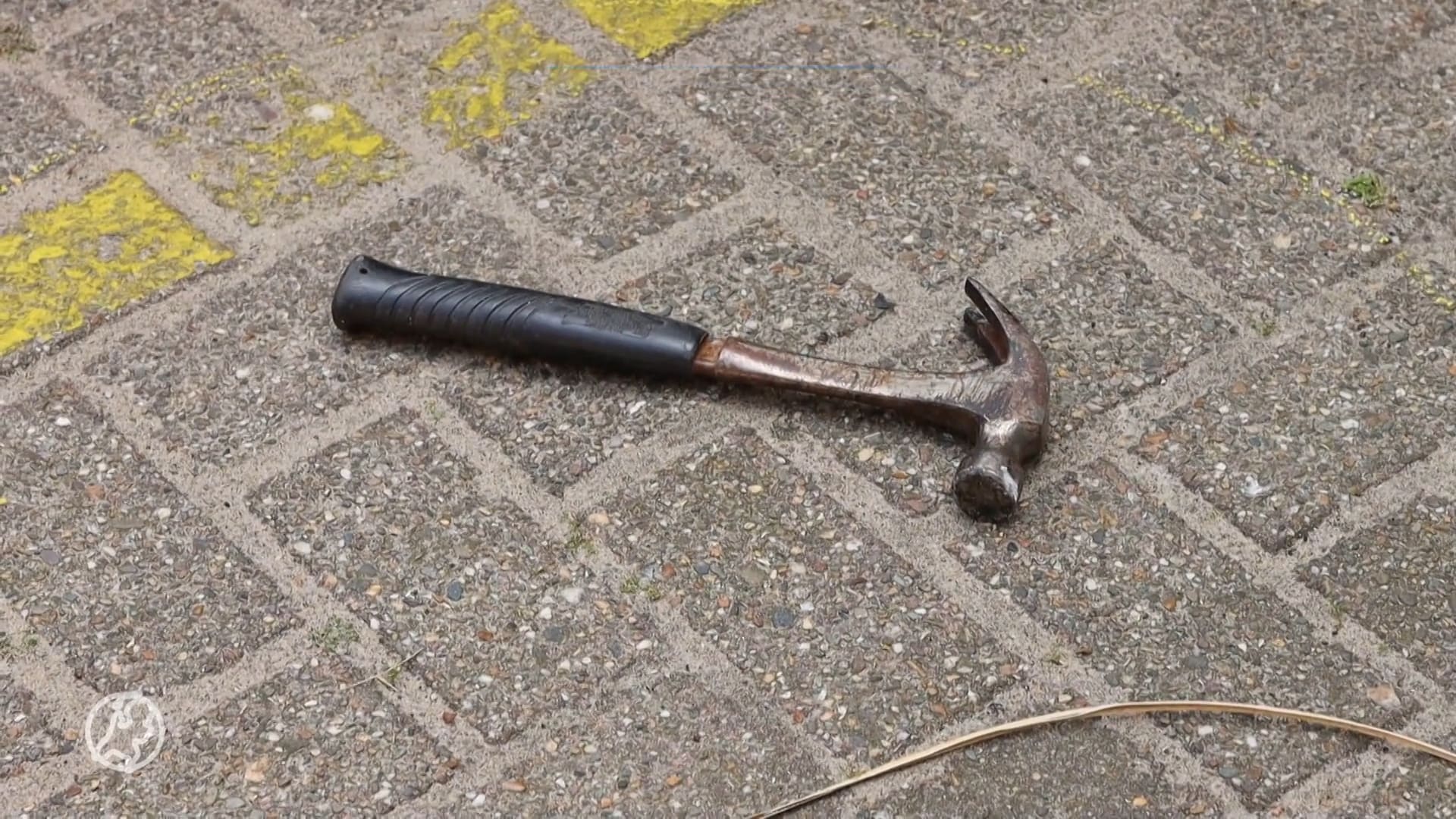 Hamer valt van flat op hoofd van man, slachtoffer zwaargewond