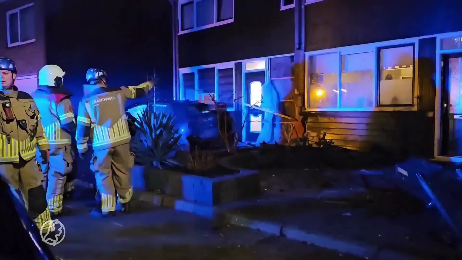 Automobilist crasht met gestolen auto tegen woning in Enschede