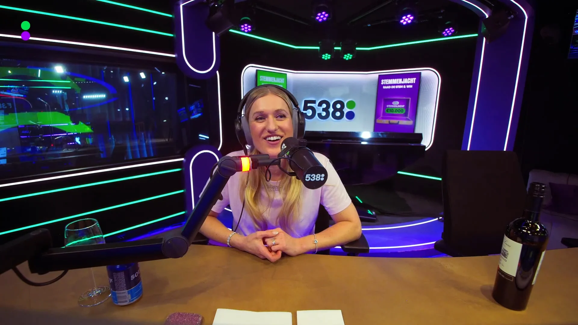 De stamtafelgasten spelen Wie van de Drie (ronde 2)