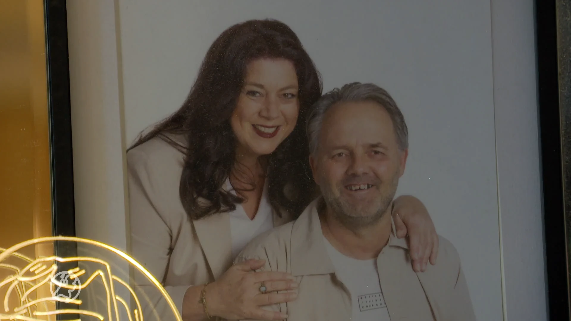 Anouk rouwt om de dood van haar vader... maar hij leeft nog