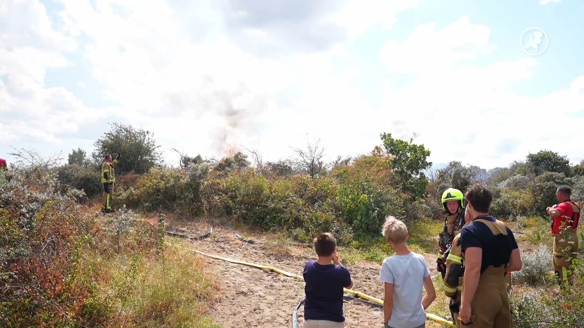 Duinbrand bij Oosterduinpad blijft groeien: brandweerman gewond geraakt