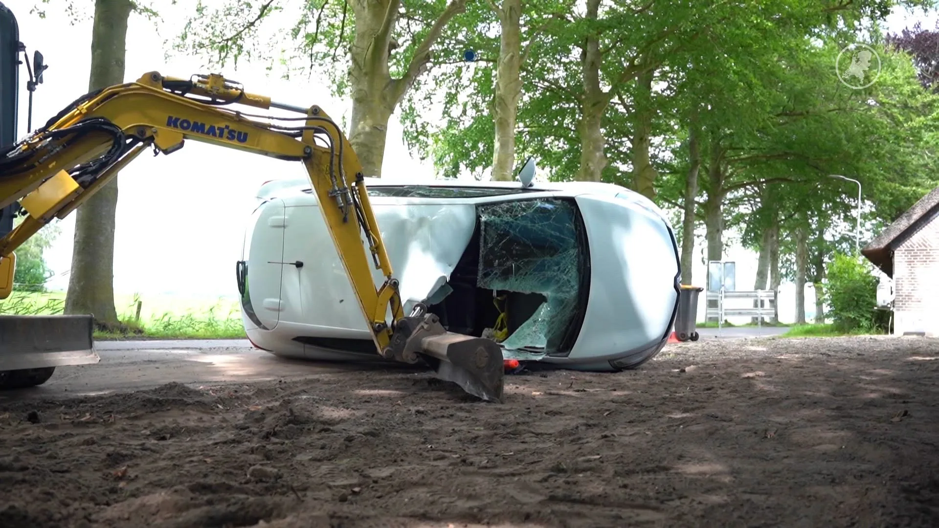 Auto blijft haken achter graafmachine bij ongeluk, meters meegesleurd