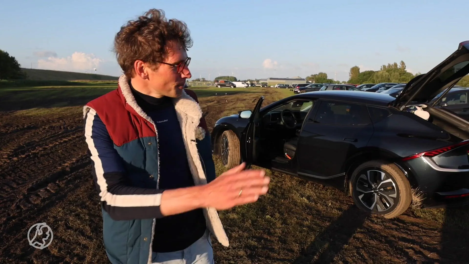 Trekkers trekken maandag opnieuw auto's uit de modder in Harlingen