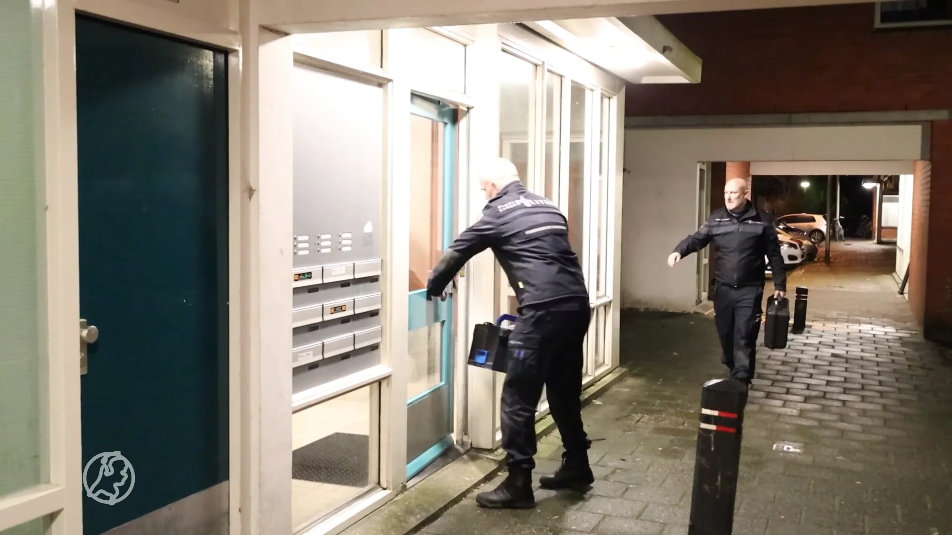 'Vrouw is gewond uit woning Diemen getakeld waar dode is gevonden'