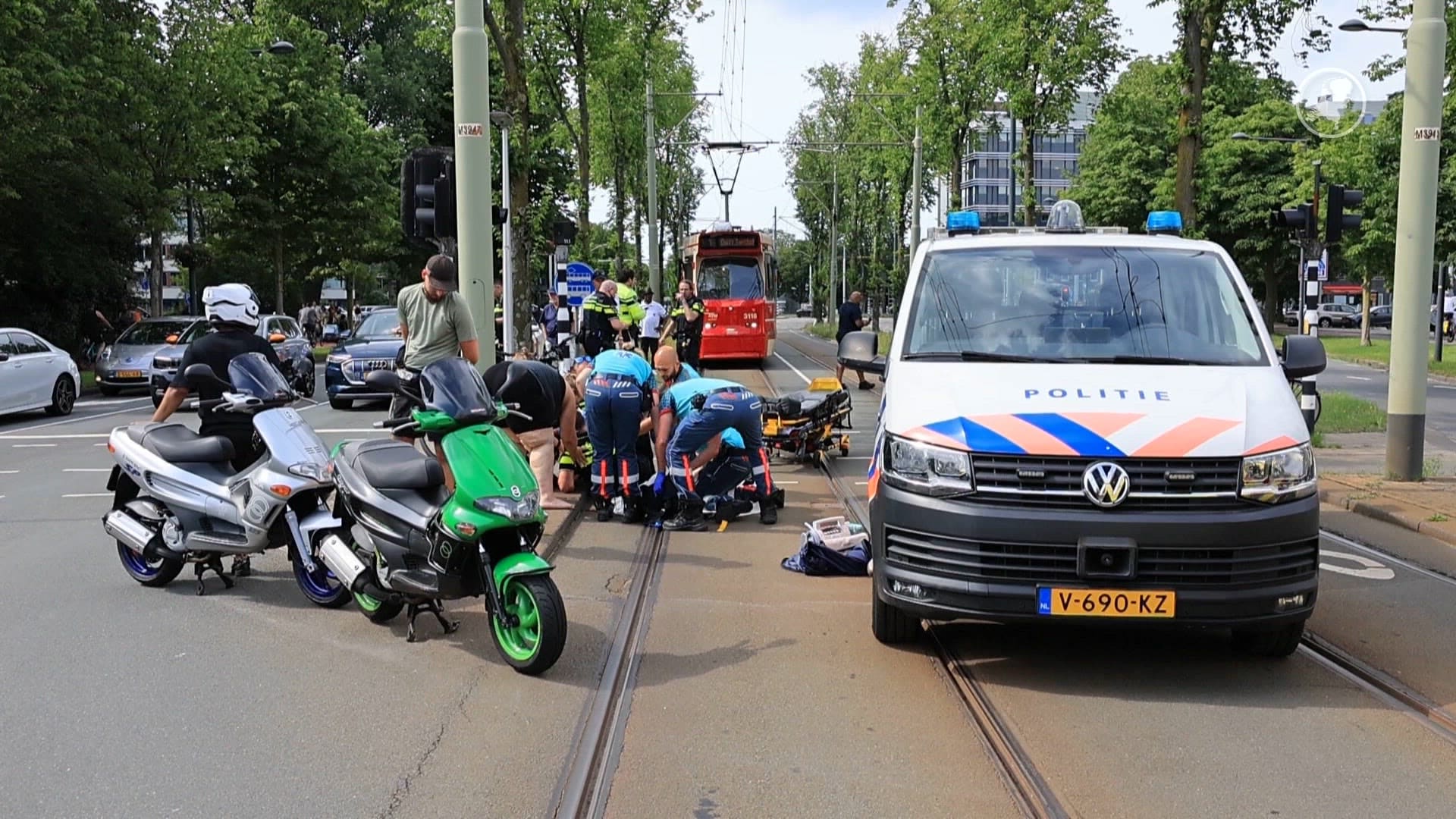 Agent gewond na aanrijding door scooterrijder in Delft