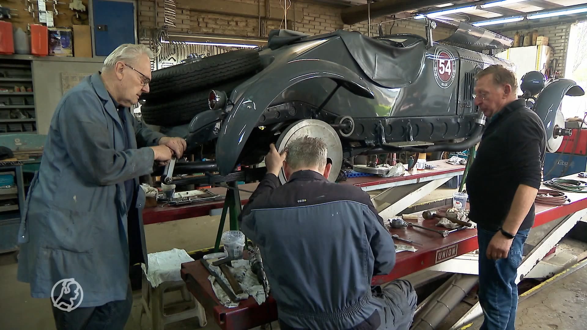 Uniek! Racewagen uit 1926 staat op de brug bij monteur Ajo
