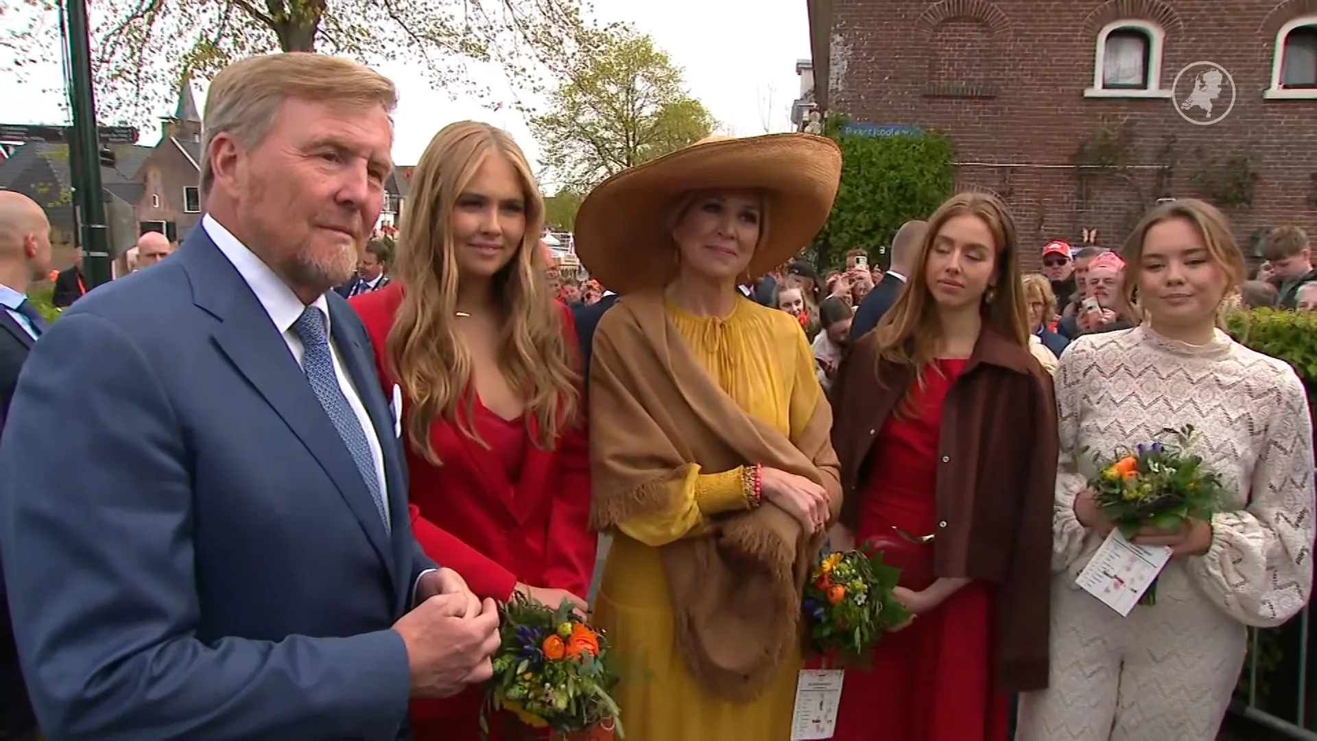 Koningspaar en prinses Ariane genieten van schaatstocht in Dokkum