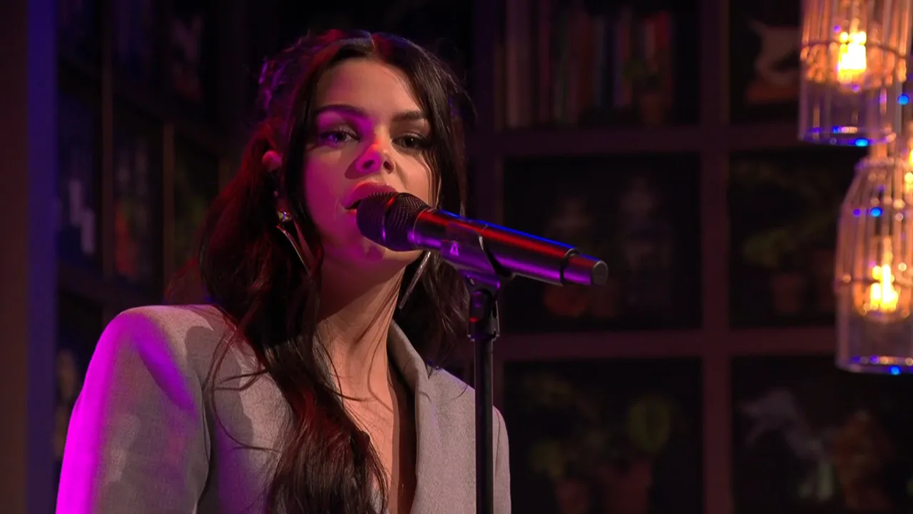 Davina Michelle opent De Oranjezondag op prachtige wijze met akoestische versie van ‘I Said No Sir’