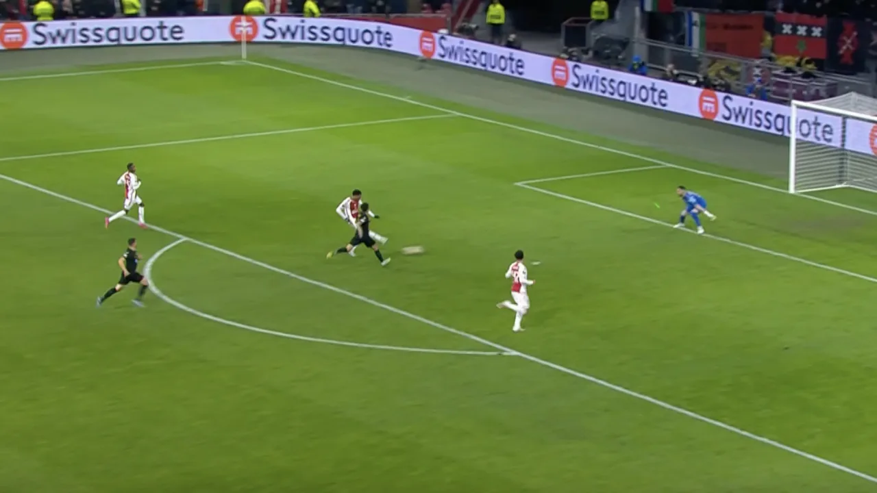 COMPILATIE: Chuba Akpom mist grote kansen op hattrick tegen AEK Athene