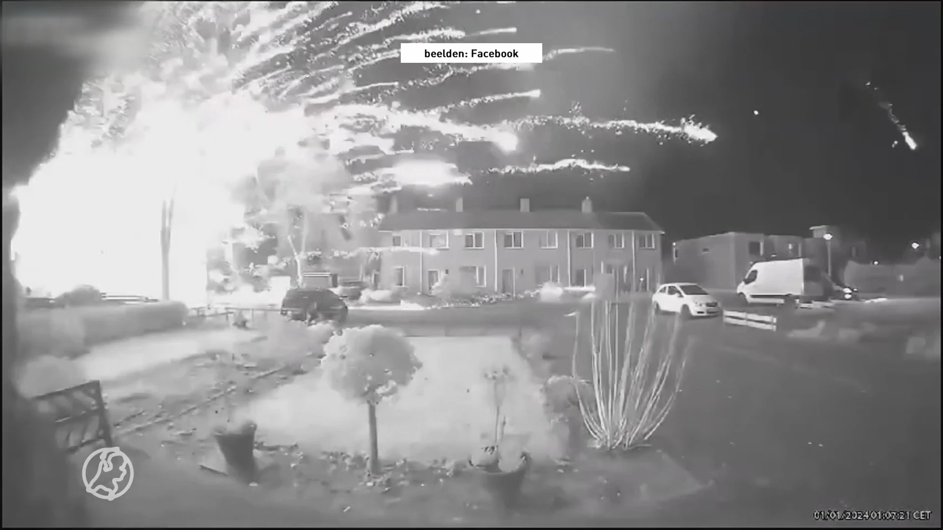 Deurbelcamera filmt verwoestende vuurwerkexplosies in Midwolda