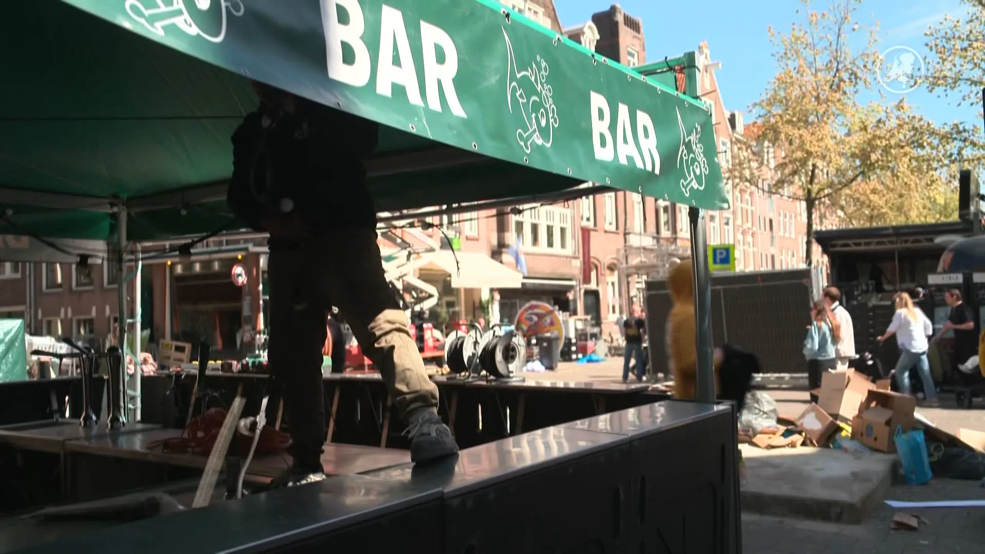 Beatrix als hippie op gevel Jordanees café