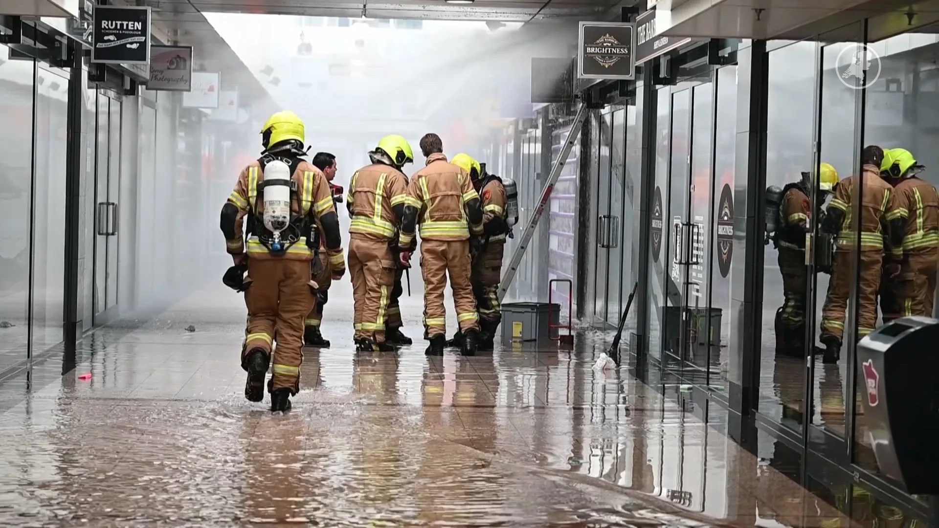 Zien: Sprinklers zorgen na explosie voor waterschade in Spijkenisse