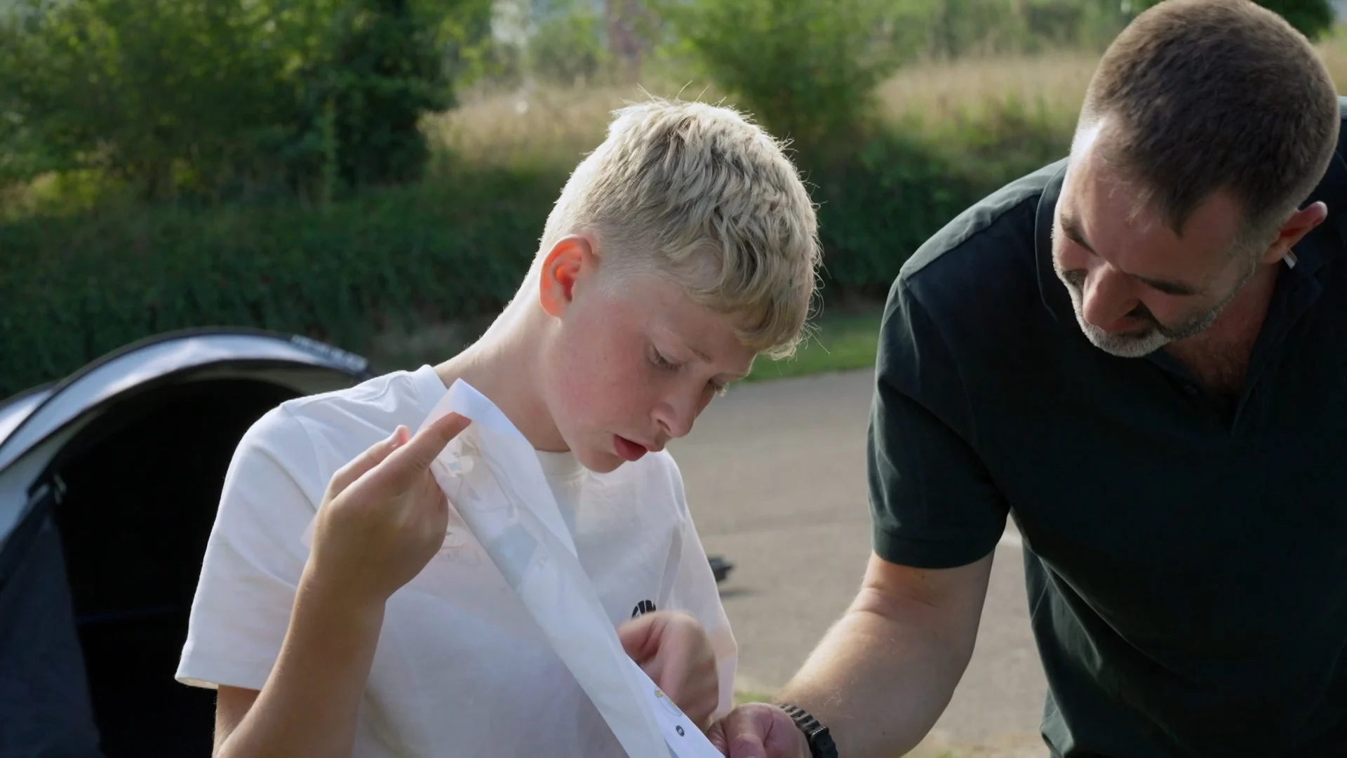 Noud heeft moeite met het inklappen van de tent!