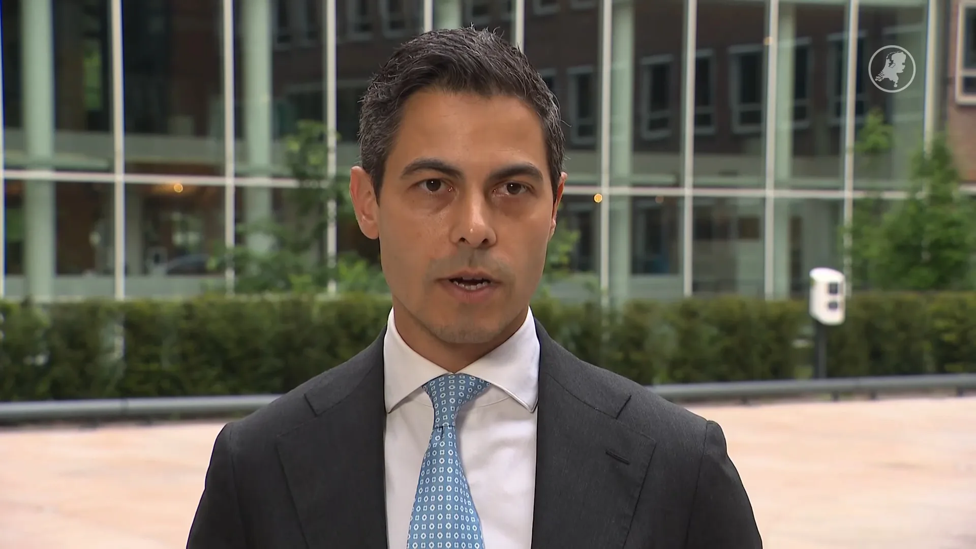 Jetten reageert op vuurwerkbom bij D66 kantoor