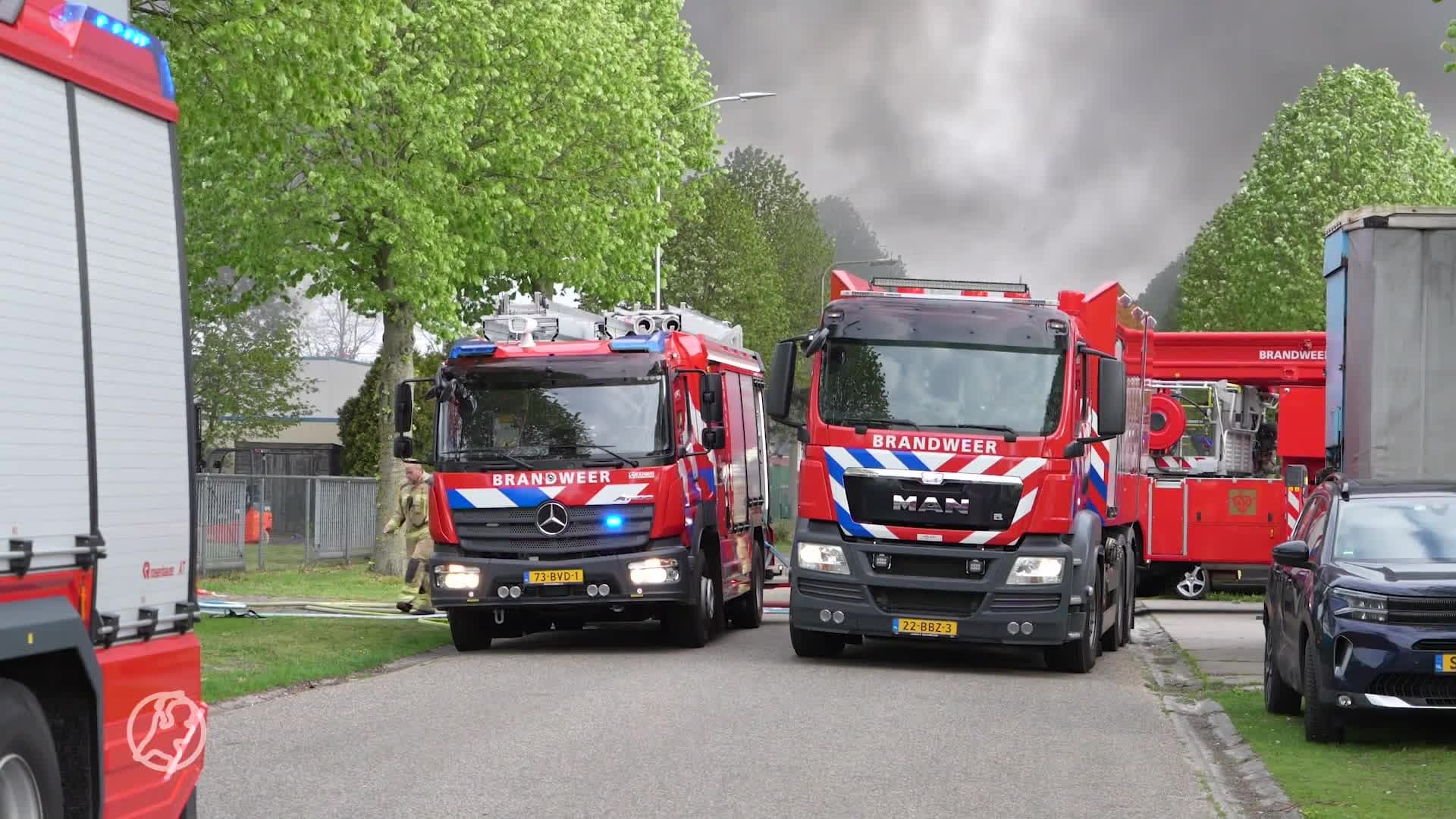 Zeer grote brand bij verfproducent in Schoonebeek, omliggende panden ontruimd