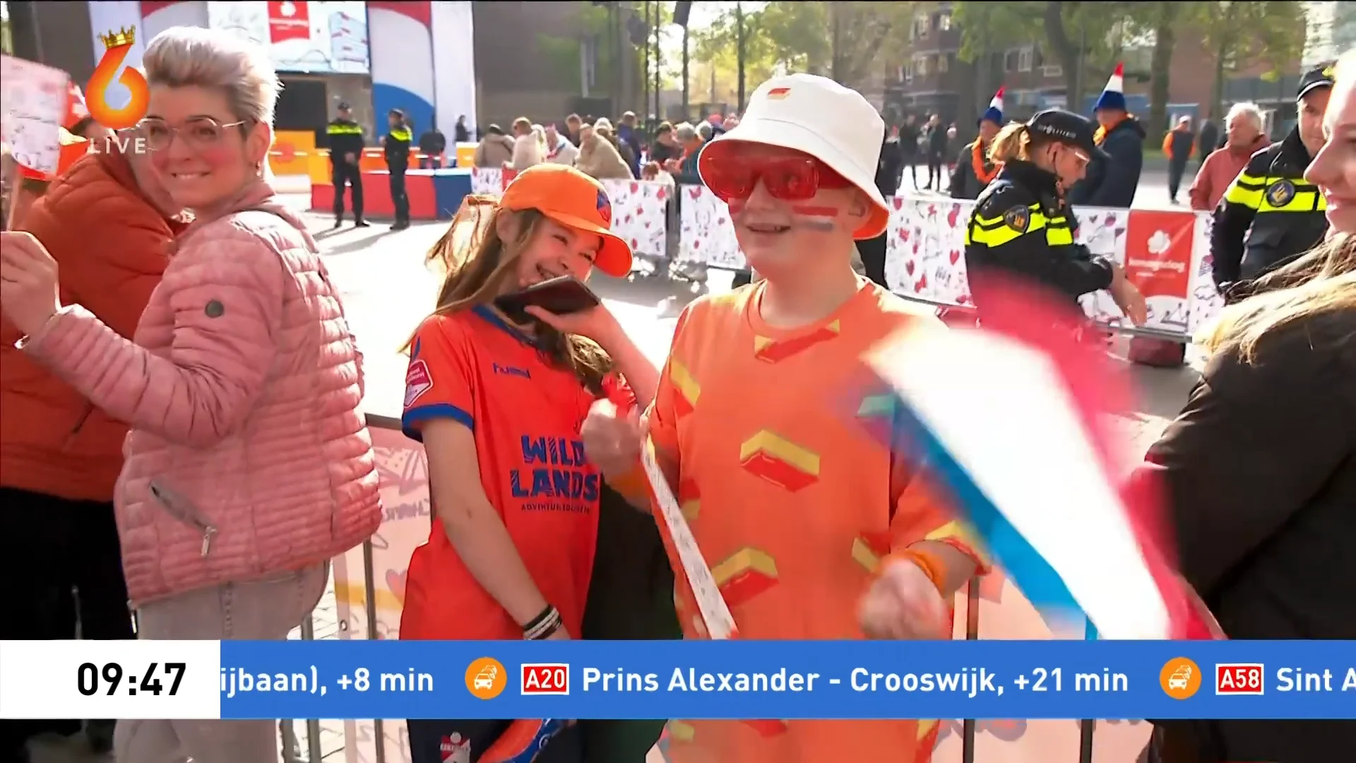 Eerste Oranjefans langs de koninklijke route in Emmen