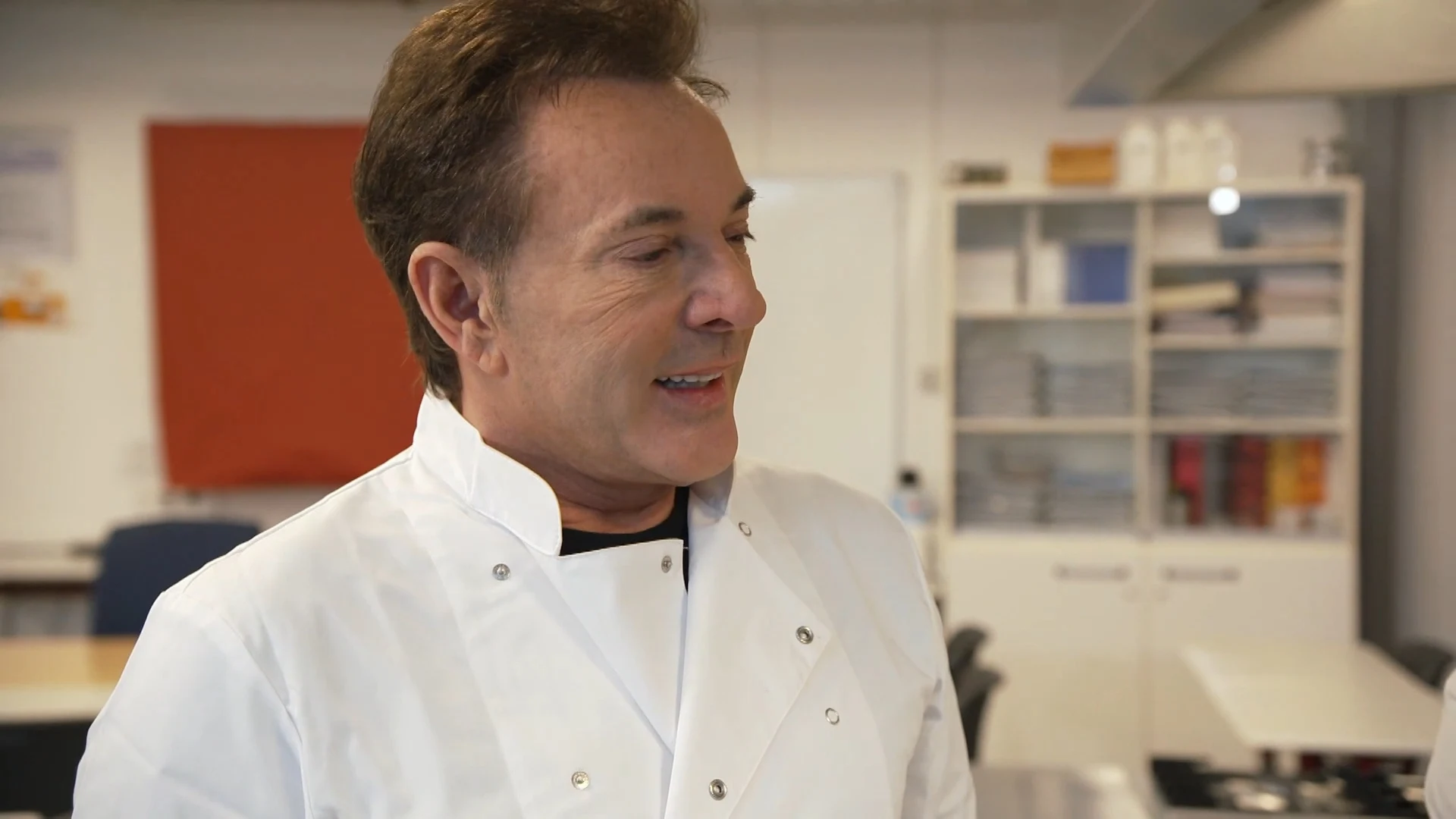 Gerard Joling over homo zijn op een school vol mannen: 'Ik was een buitenbeentje'