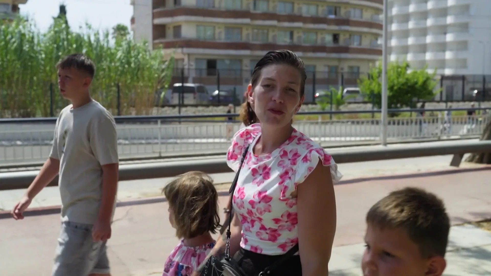 Ilse legt alle handdoeken uit voor de kinderen