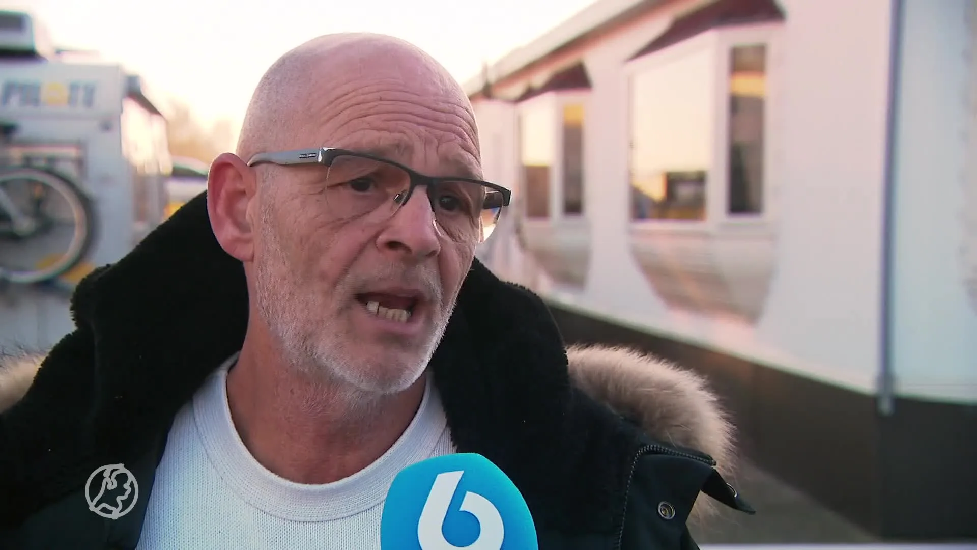 VN-gezant bezoekt woonwagenkamp Amsterdam: 'Hopelijk kan hij iets betekenen voor ons'