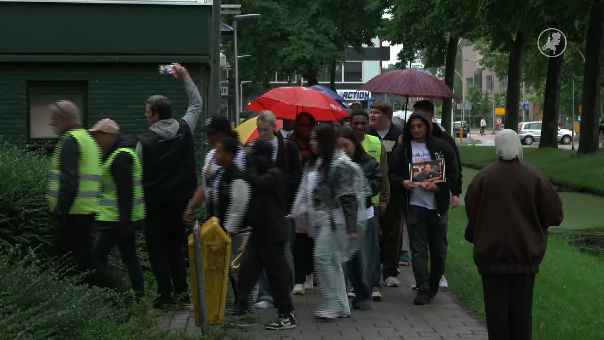 Veel mensen lopen mee met stille tocht voor doodgestoken Kalilu