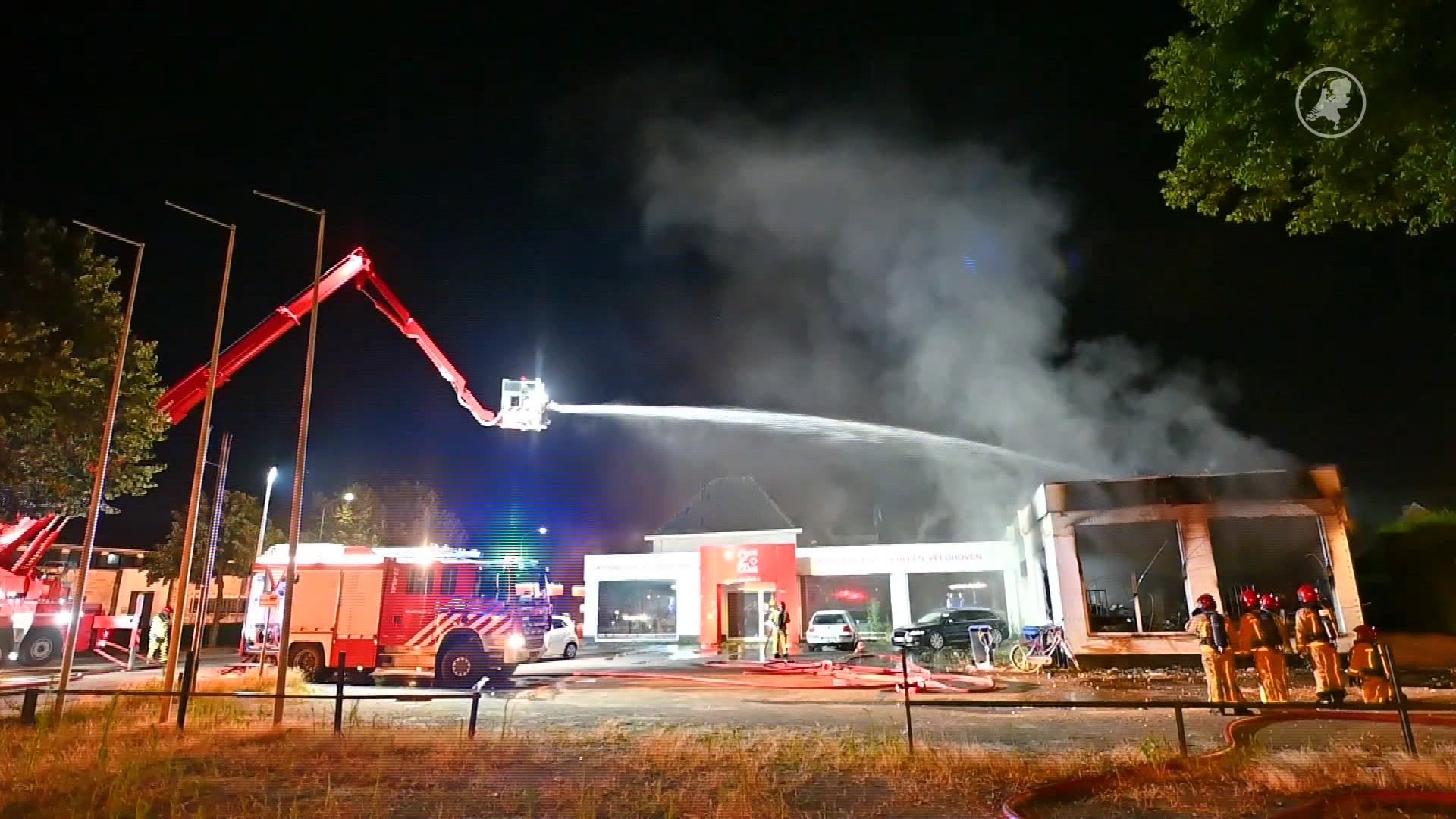 Omwonenden uit huis na grote brand in kringloopwinkel Veldhoven