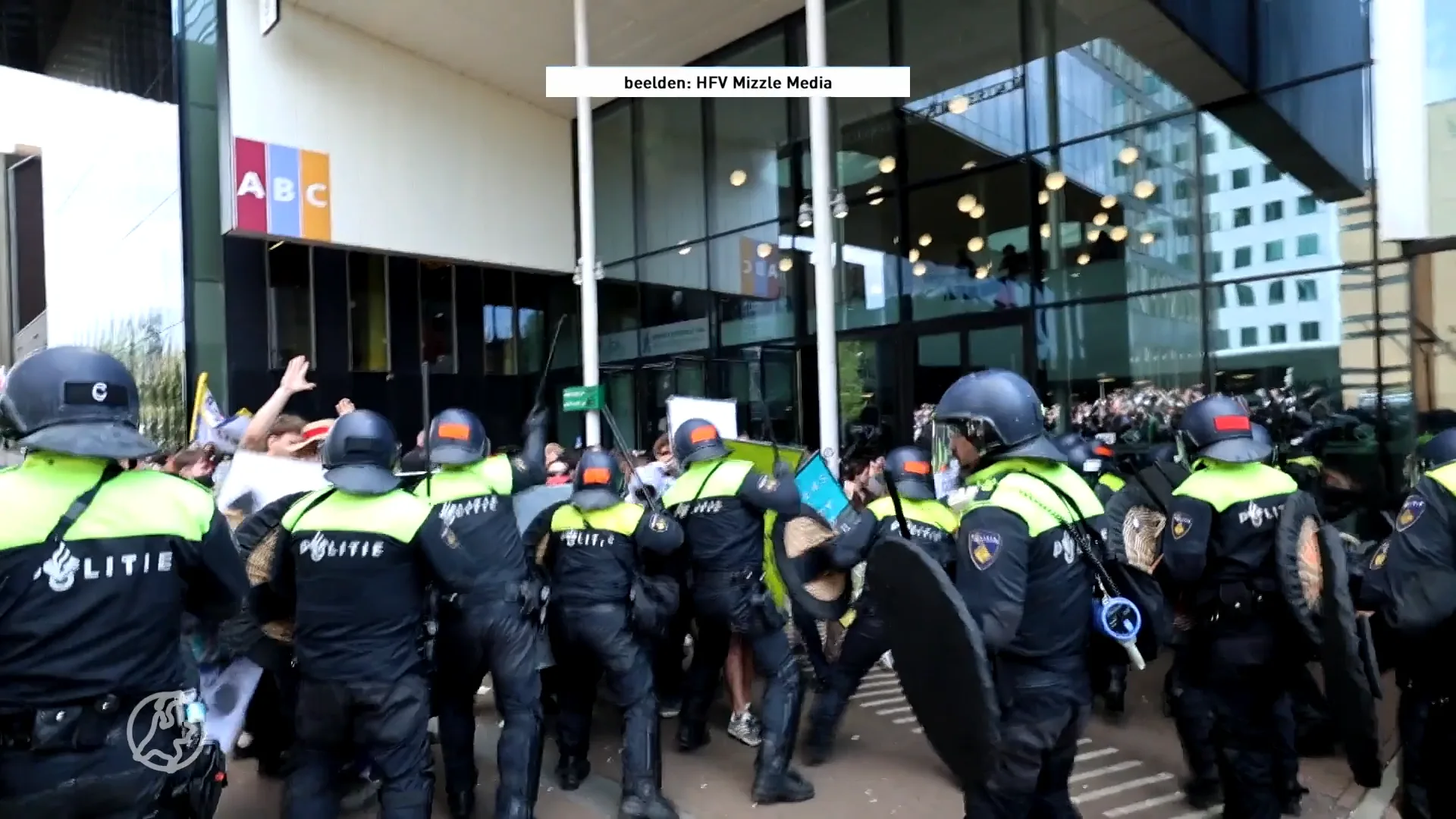 ME grijpt in bij UvA-studentenprotest maandag