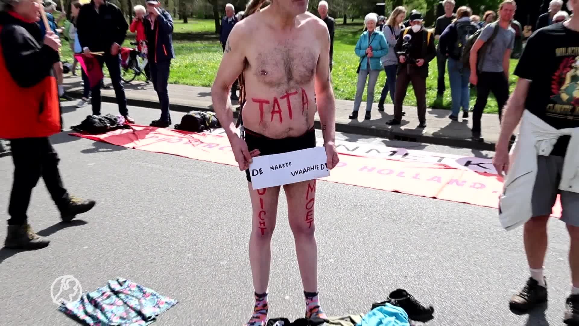 Klimaatactivisten blokkeren weg bij provinciehuis Haarlem