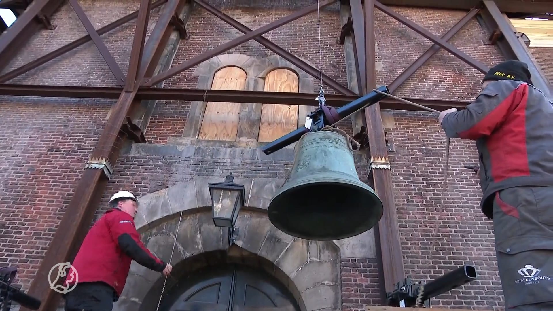 Vijftig loodzware klokken terug de Westertoren ingetild