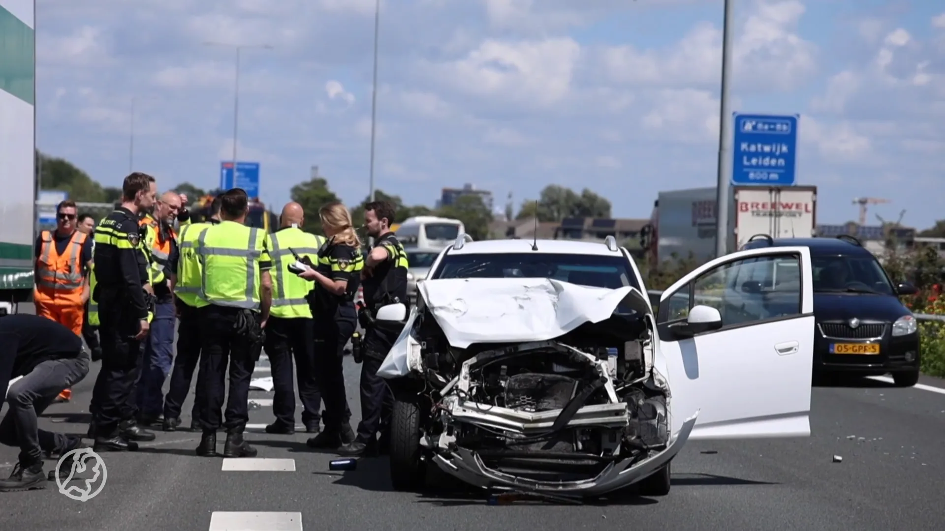 Heftig ongeluk bij A44 Wassenaar door eendjes op de weg